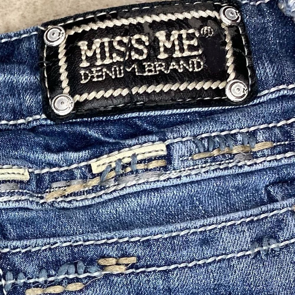 Miss Me Capri Jeans Women’s 28x20.5 Low Rise Distressed Stretch EUC - Picture 7 of 13